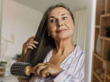 Ältere Frau kämmt sich die Haare | © Adobe Stock/shurkin_son