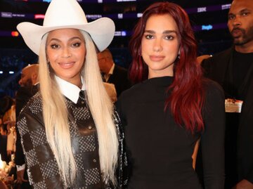 Beyoncé und Dua Lipa bei den Grammys 2024. | © Getty Images / Johnny Nunez / Kontributor
