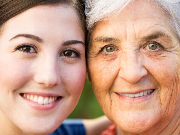 Gesicht einer jungen Frau links und Gesicht einer alten Frau mit Falten rechts | © GettyImages/aldomurillo