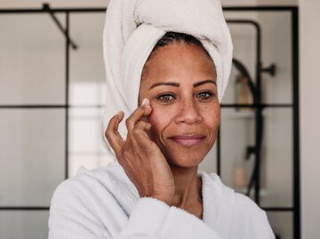 Frau trägt Gesichtscreme auf | © GettyImages / Westend61