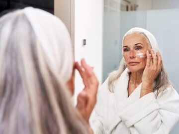 Person bei Hautpflege vor spiegel | © Getty Images/Westend61