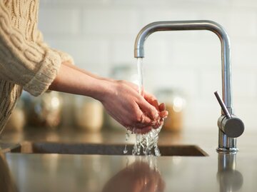 Nahaufnahme von zwei Händen beim Händewaschen | © Getty Images /Dougal Waters