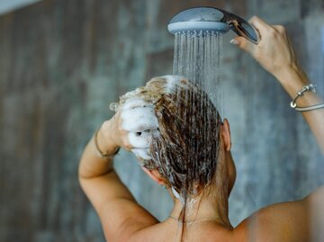 Person beim Duschen | © Getty Images/skynesher
