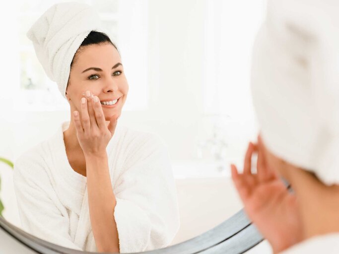 Frau trägt Creme auf Ihre Haut auf | © Adobe Stock/InsideCreativeHouse