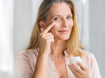 Person cremt Gesicht ein | © Getty Images/Ridofranz