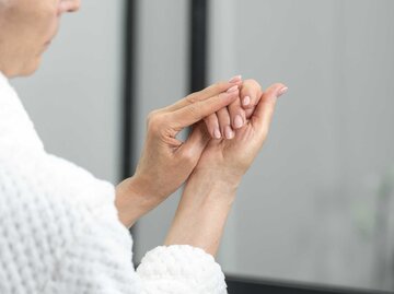 Frau mit natürlichen schönen Nägeln | © Getty Images/brizmaker