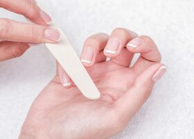 Nahaufnahme von zwei Händen bei der Maniküre 