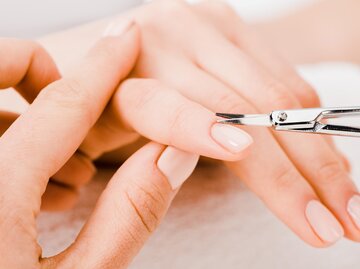Detailaufnahme von Händen, bei denen Nagelhaut entfernt wird | © AdobeStock/LIGHTFIELD STUDIOS