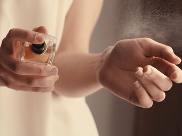 Frau sprüht sich Parfum auf die Innenseite des Handgelenks | © Adobe Stock/Africa Studio