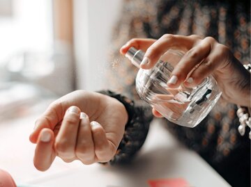 Person trägt Parfum auf Handgelenk auf | © Getty Images/Carol Yepes
