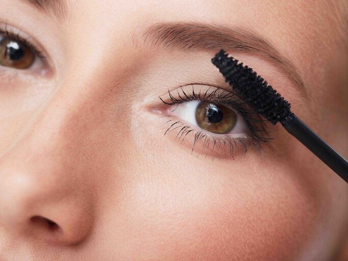 Nahaufnahme Auge mit Mascara Bürstchen | © Adobe Stock7sanneberg