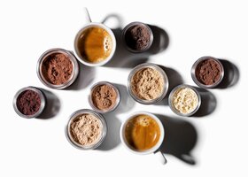 Still-life aus Make-up-Produkten und Kaffeetassen