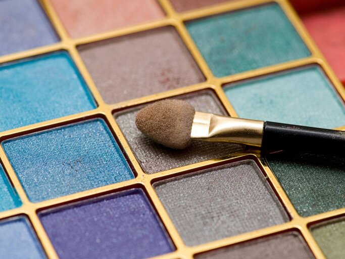 Pinsel auf Lidschattenpalette | © Getty Images/amite