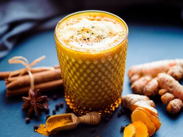 Goldene Milch im Glas | © GettyImages/Rocky89