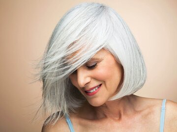 Person mit grauen Haaren | © Getty Images/Andreas Kuehn