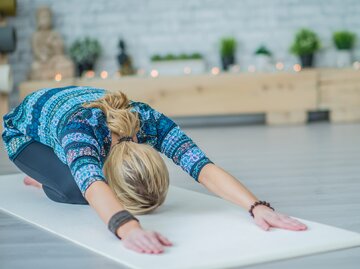 Eine Frau macht Yoga | © GettyImages/FatCamera