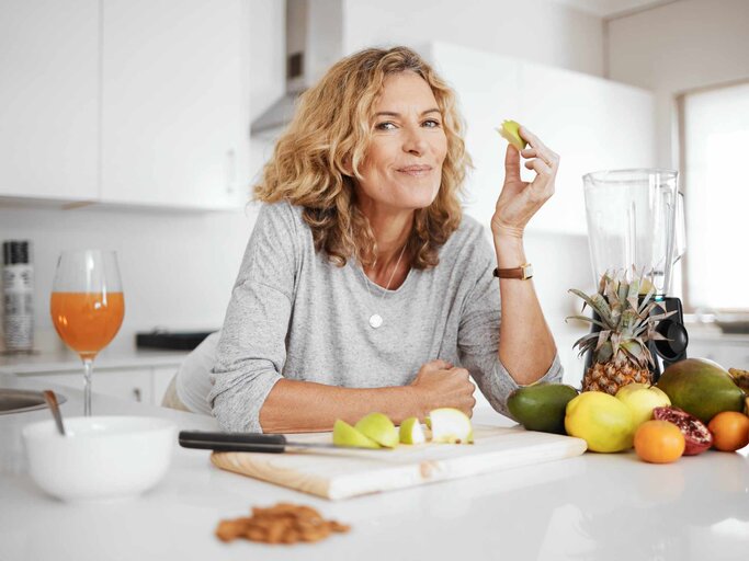 Frau mit gesunder Ernährung | © Getty Images/PeopleImages
