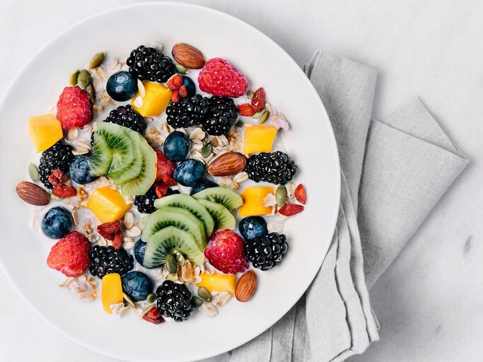 Teller mit Granola, Milch und Obst | © Getty Images/Claudia Totir