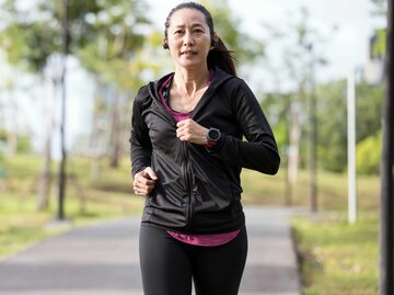 Frau joggt im Park | © Getty Images/Nitat Termmee