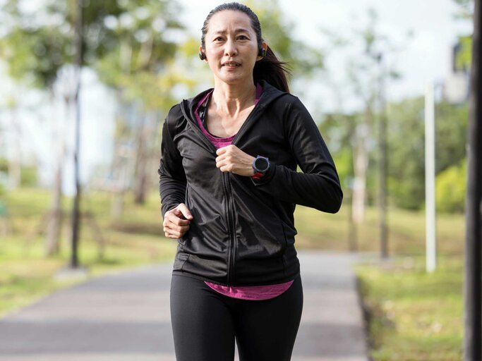 Frau joggt im Park | © Getty Images/Nitat Termmee