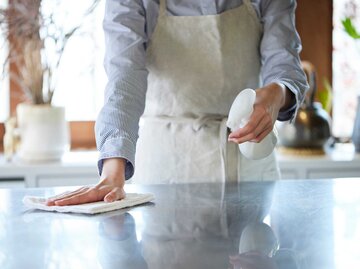 Frau putzt Küchenablage | © Getty Images/west