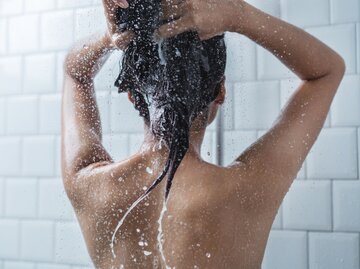 Aufnahme einer Frau, die duscht | © Getty Images/torwai