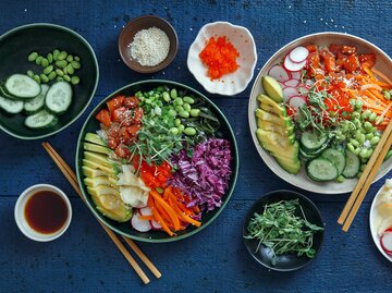 Lachs-Poke-Schalen mit verschiedenem Gemüse. | © Getty Images / luchezar