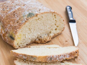 Aufgeschnittenes Brot mit Schimmel | © Getty Image/mpalis