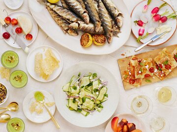 Gedeckter Tisch mit Lebensmitteln | © Getty Images/Alexandra Grablewski