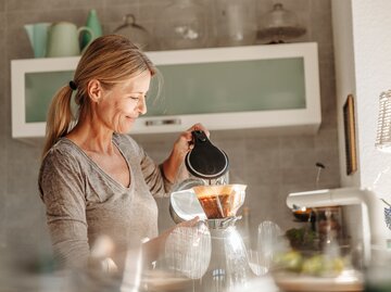 Eine Frau macht Filterkaffee | © GettyImages/Westend61