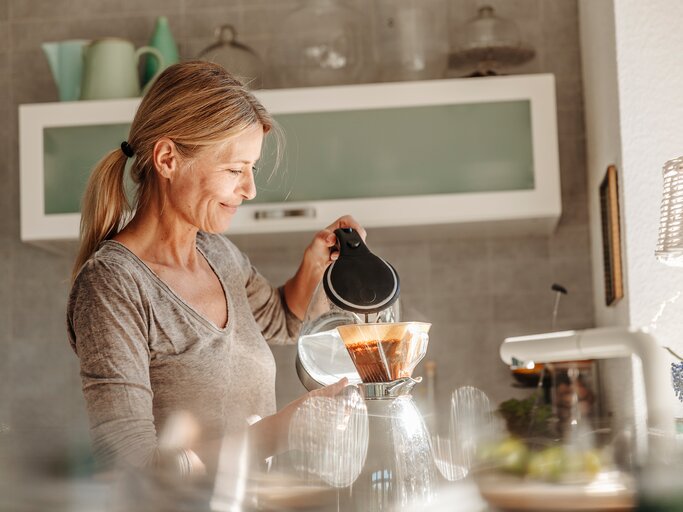 Eine Frau macht Filterkaffee | © GettyImages/Westend61