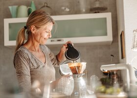 Eine Frau macht Filterkaffee