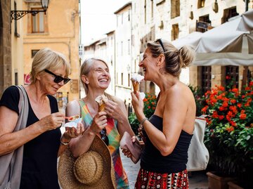 Frauen essen Eis | © GettyImages/SolStock