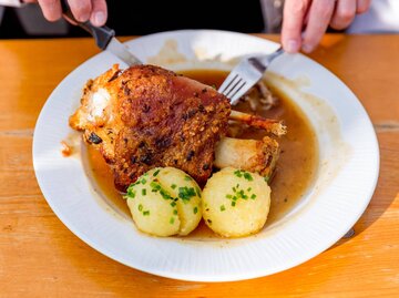 Schweinshaxe mit Knödel und Soße | © Getty Images/EMS-FORSTER-PRODUCTIONS