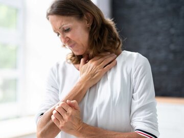 Frau kratzt sich am Arm | © Getty Images/AndreyPopov