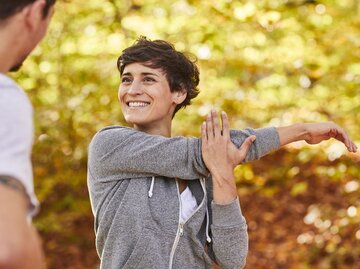 Eine Frau macht Stretching-Übungen im Park. | © GettyImages Westend61