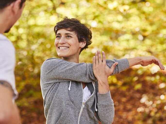 Eine Frau macht Stretching-Übungen im Park. | © GettyImages Westend61