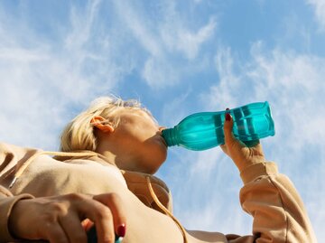 Frau trinkt aus Flasche | © Getty Images/rbkomar