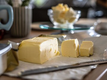 Ein Stück Butter auf einem Teller | © Unsplash/Sorin Gheorghita 