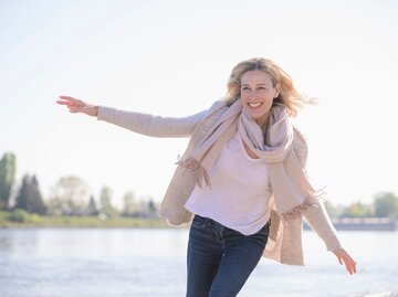 Eine Frau mit Energiehoch auf einem Spaziergang  | © Getty Images / Westend61