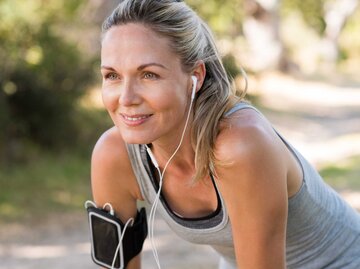 Frau lächelt beim Joggen | © Adobe Stock/Rido