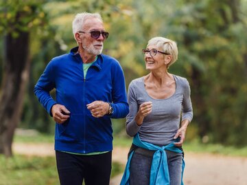 Älteres Paar joggt zusammen | © Adobe Stock/lordn