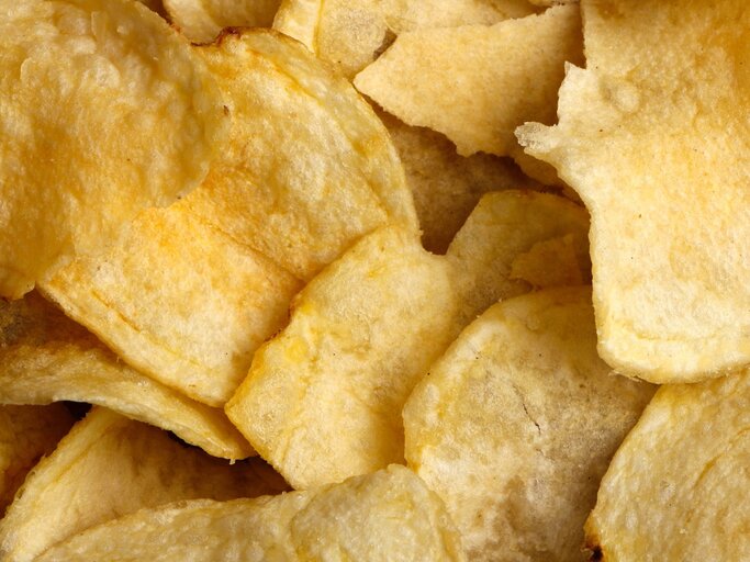 Kartoffelchips in Nahaufnahme | © Unsplash/Mustafa Bashari