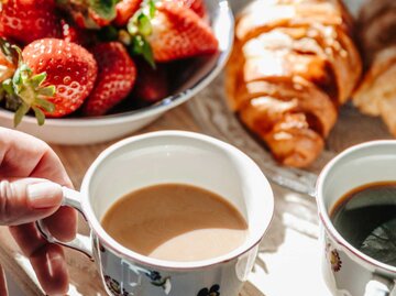 Frühstück mit Erdbeeren, Kaffee und Croissants | © Getty Images/Westend61