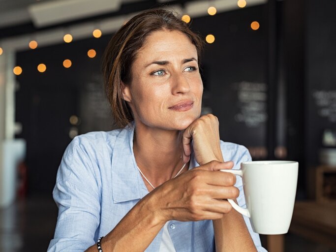 Porträt einer Frau mit Teetasse in der Hand | © Getty Images / Ridofranz