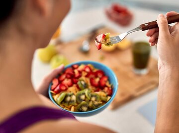 Frau frühstückt eine Bowl mit verschiedenem Obst. | © Adobe Stock/Drazen