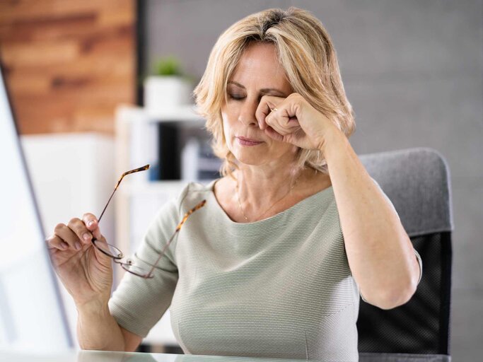 Frau reibt sich ihre müden, trockenen Augen | © Getty Images/AndreyPopov