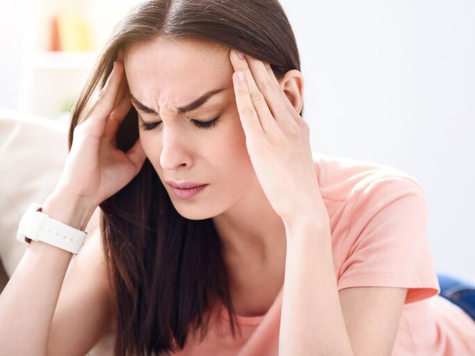 Frau mit stechenden Migräne Kopfschmerzen | © AdobeStock/Viacheslav Yakobchuk