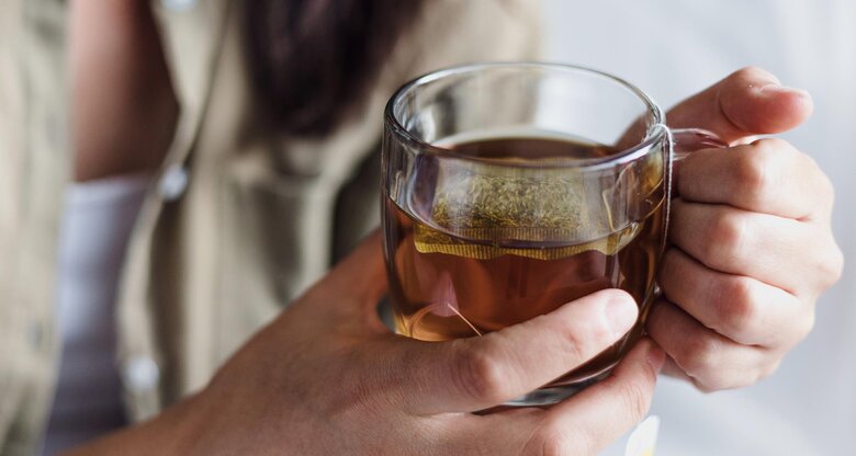 Close-up von Hand, die Teetasse hält | © AdobeStock/Marcos
