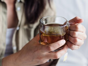 Close-up von Hand, die Teetasse hält | © AdobeStock/Marcos